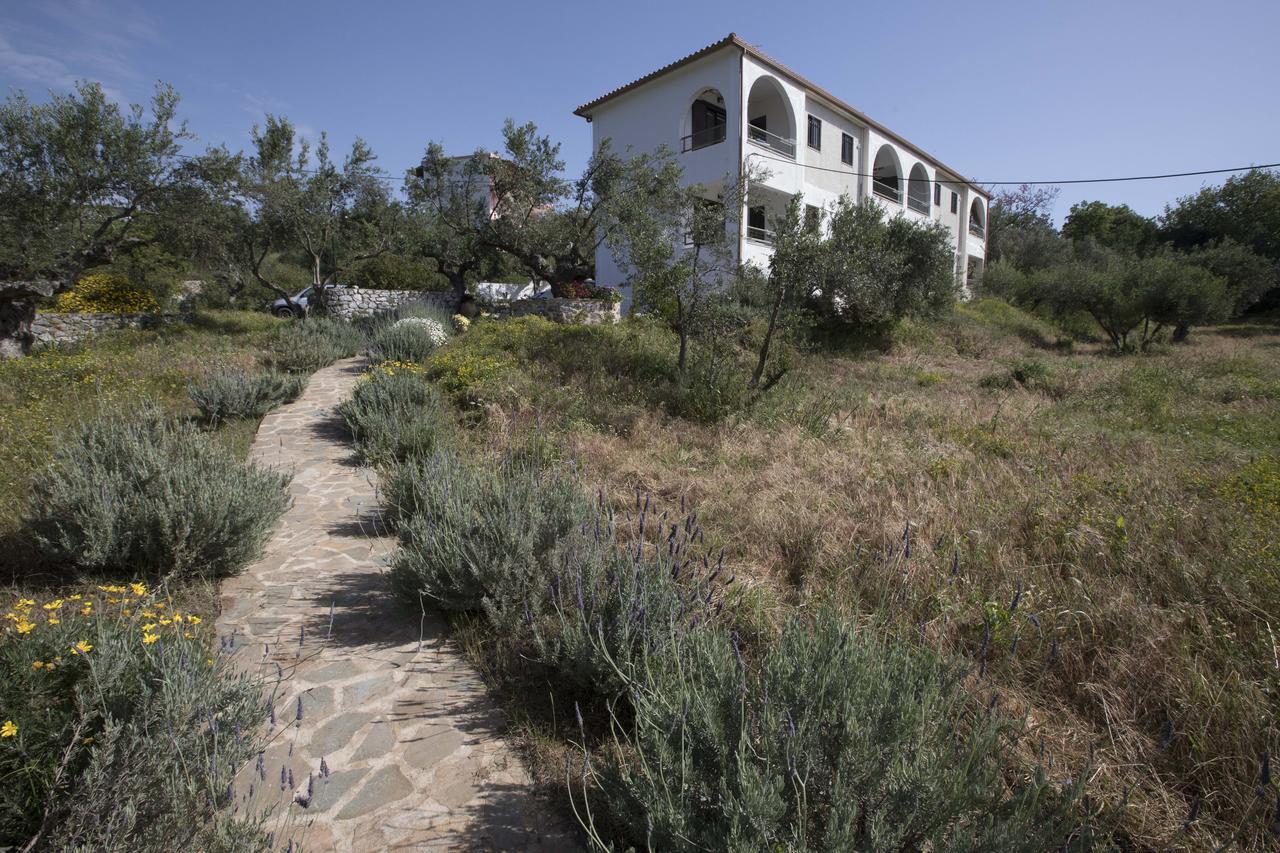 Kavoulakos Studios Skoutárion Buitenkant foto